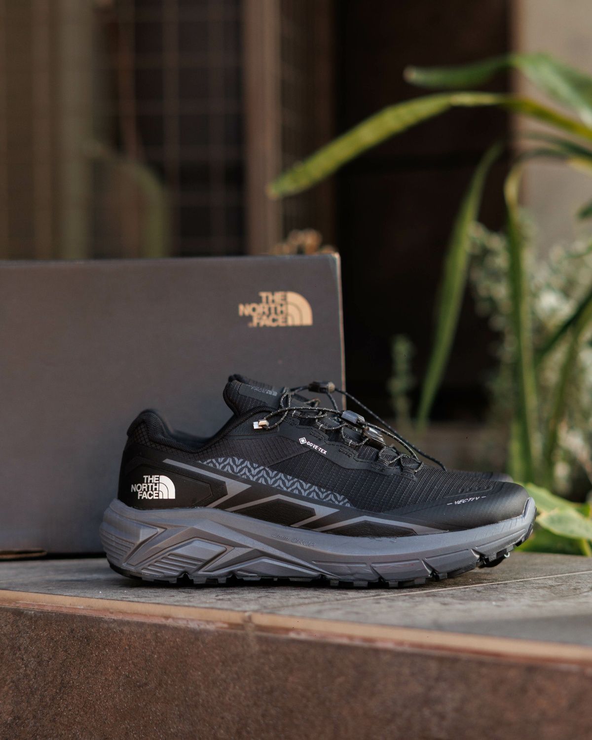 Кросівки The North Face Vectiv Gore-Tex Black Grey TN009 фото