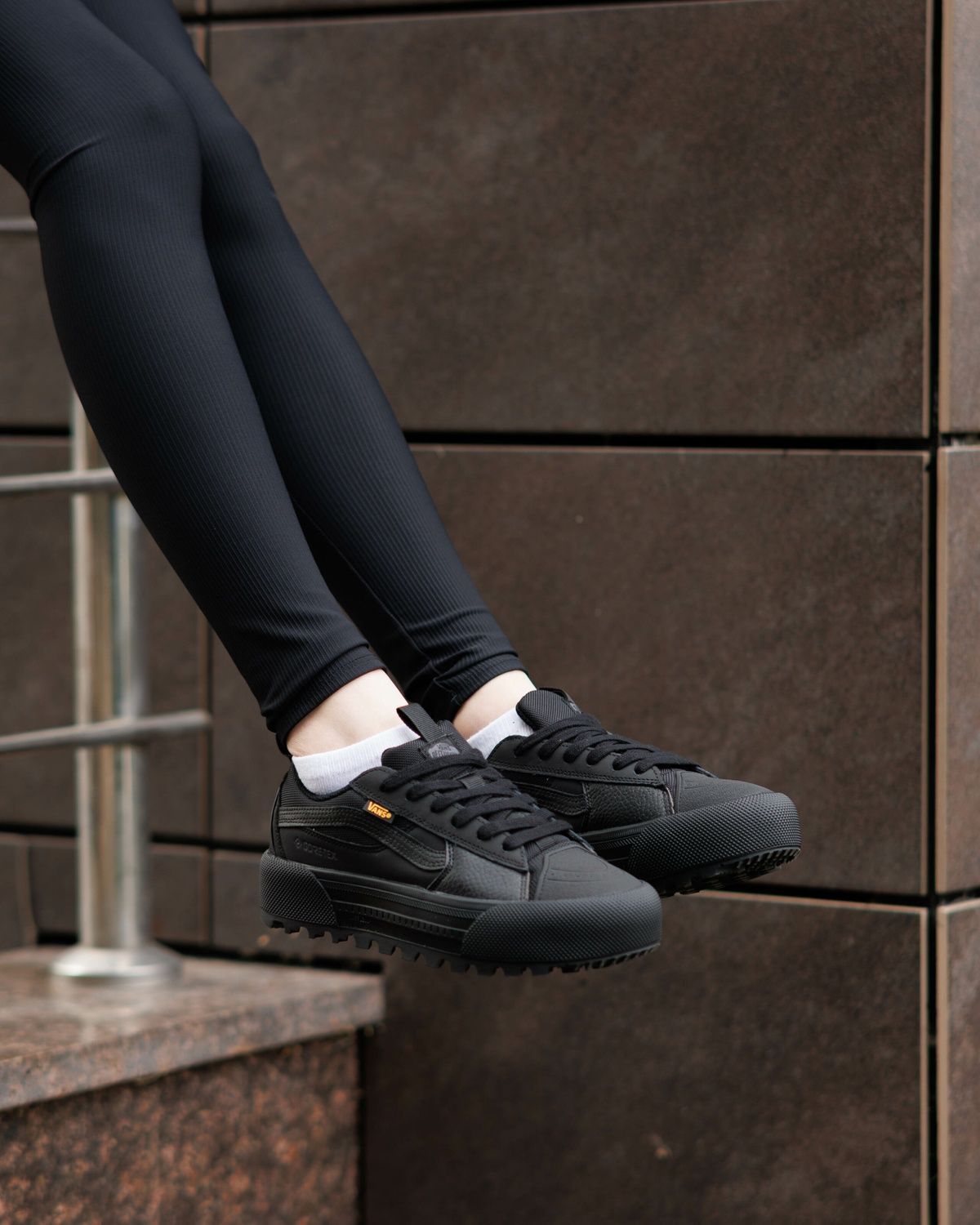Кросівки Vans Old Skool MTE-1 Gore-Tex Black VN003 фото