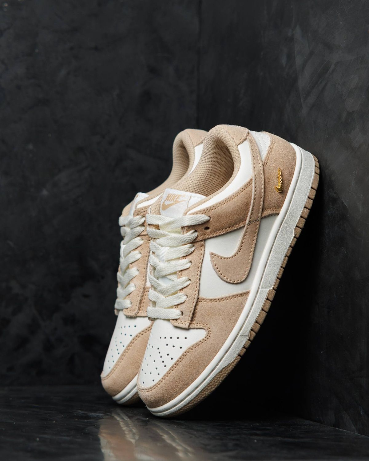 Кросівки Nike SB Dunk Low Sail Metallic Gold NK369 фото Кросівки Nike SB Dunk Low Sail Metallic Gold NK369 фото