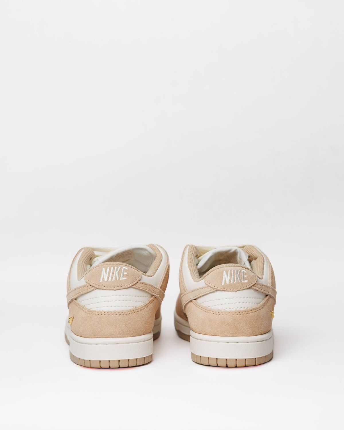 Кросівки Nike SB Dunk Low Sail Metallic Gold NK369 фото Кросівки Nike SB Dunk Low Sail Metallic Gold NK369 фото