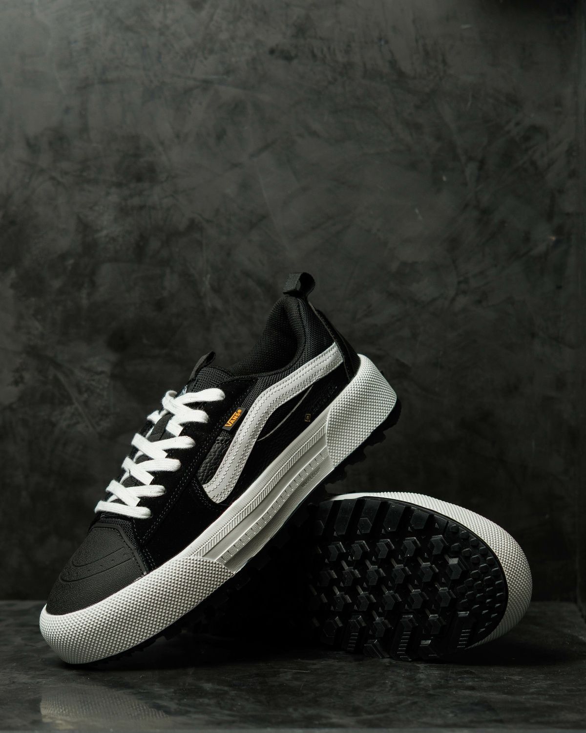 Кросівки Vans Old Skool MTE-1 Gore-Tex Black White VN004 фото