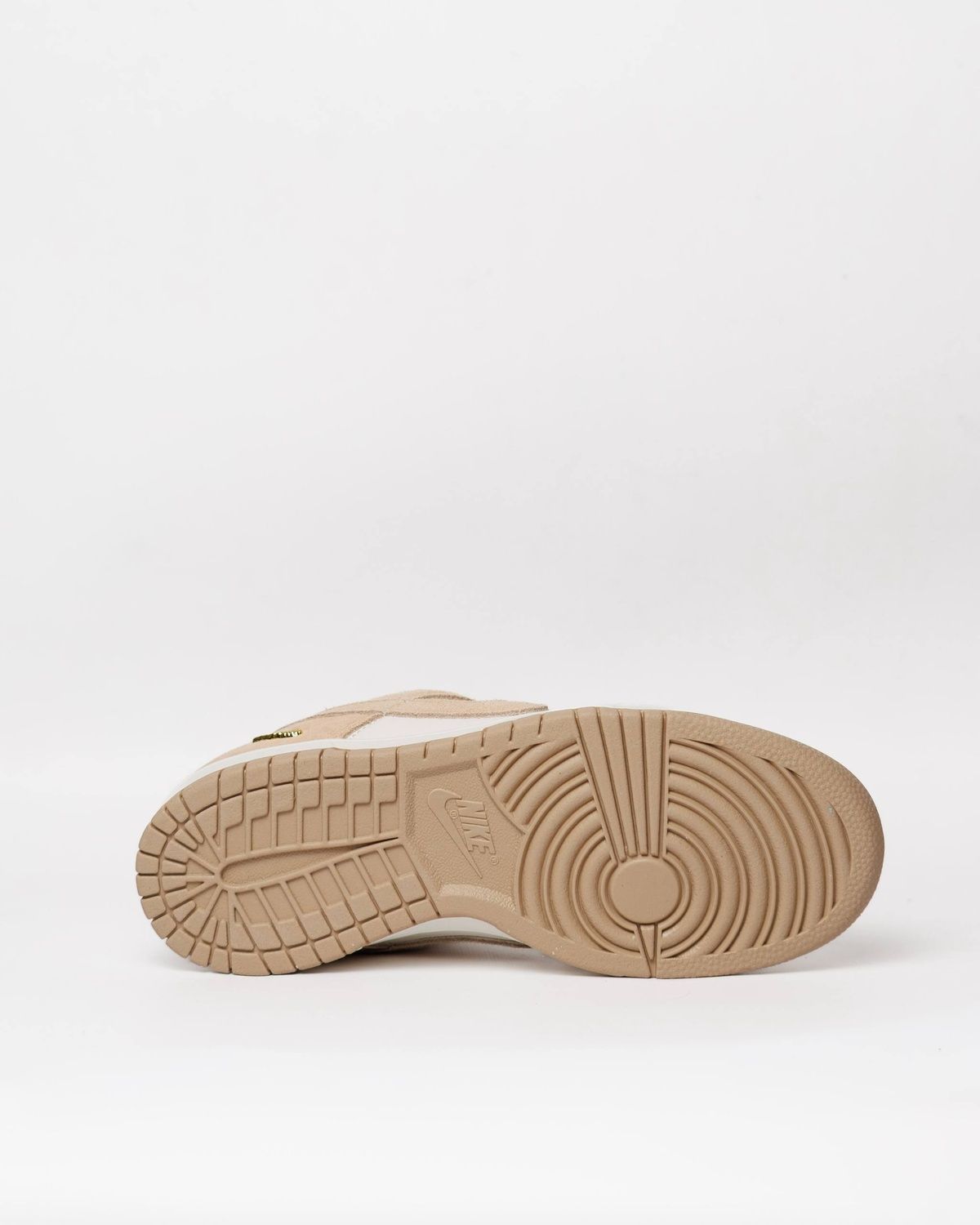 Кросівки Nike SB Dunk Low Sail Metallic Gold NK369 фото Кросівки Nike SB Dunk Low Sail Metallic Gold NK369 фото