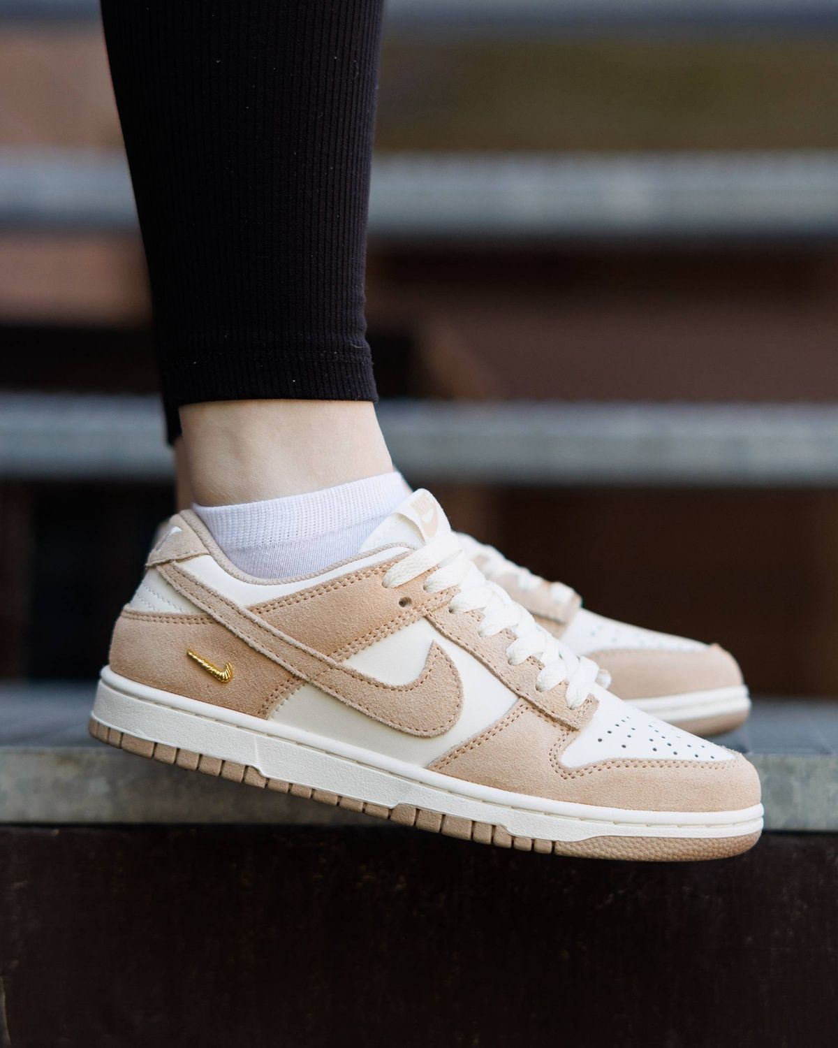 Кросівки Nike SB Dunk Low Sail Metallic Gold NK369 фото Кросівки Nike SB Dunk Low Sail Metallic Gold NK369 фото